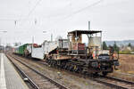 Am 14.03.2024 stand die 218 117-0 der Kübler Spedition (Kübler Heavy Rail GmbH) mit einen Dienst ümh, einem Gbs und einem Tragschnabelwagen in Naumburg (S) Hbf. (Foto: Maik Köhler)