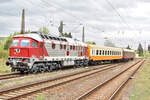 Die neu von der EBS erworbene 142 001-7 mit 2 Wagen auf der Fahrt von Chemnitz nach Karsdorf, am 09.04.2024 in Naumburg (S) Hbf. (Foto: Maik Köhler)