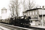 br-44/909660/dr-44-0304-4-mit-einem-kohlezug DR 44 0304-4 mit einem Kohlezug Richtung Artern, am 20.11.1981 im Bahnhof Nebra. (Foto: Detlef Beck)