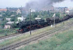 br-52/771230/ige-werrabahn-eisenach-52-8039-1-mit-einem IGE Werrabahn-Eisenach 52 8039-1 mit einem Foto-Güterzug von Sondershausen nach Freyburg und zurück nach Artern, am 24.08.1996 bei der Ausfahrt in Roßleben. (Foto: Werner Brutzer)