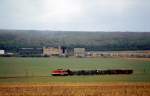 Am 01.10.1989 zog eine Lok der BR 112 vom Bw Sangerhausen einen Personenzug von Naumburg Hbf nach Artern durch das Kaliabbaugebiet im Unstruttal bei Roleben.