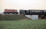 ZWK WL 004 mit einem DMV-Sonderzug von Sangerhausen nach Naumburg Hbf, beim befahren der Finnebahn bis zur Golzener Brcke nach dem Halt in Laucha. Vermutlich wurde hierbei das alte Finnebahngleis als Streckenrangiergleis genutzt; 22.10.1988 (Foto: Klaus Pollmcher)