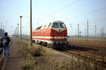 Im Oktober 1991 setzt die DR 119 117-0 in Naumburg Hbf nach der Ankunft mit einem Personenzug von der Saalebahn um. (Foto: Jörg Berthold)