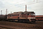 DB 220 098-8 wartet am 10.09.1993 in Naumburg (Saale) Hauptbahnhof auf die Abfahrt nach Zeitz.