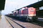 Am 28.09.1985 stand die DR 110 060-1 zusammen mit der 110 051-0 und einem Güterzug Richtung Bad Kösen am Bahnsteig 3 in Naumburg (S) Hbf.