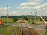 Der Bahnbergang der B180 in Kleinjena, der durch den Abzweig nach Grojena mit 4 Schranken gesichert wird; 24.06.2002 (Foto: Herbert Graf)