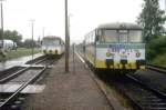 Zugkreuzung am 12.07.1998 im Bahnhof Karsdorf. Whrend rechts der KEG VT 2.18 als RB 96506 nach Artern unterwegs ist, steht links der KEG VS 2.56 als RB 96505 nach Naumburg Hbf. (Foto: Wilhelm Lrick)