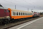 personenwagen/834788/d-ebs-56-80-21-80-084-8-bom D-EBS 56 80 21-80 084-8 Bom zwischen der EBS 132 334 und der FWK 143 056, am 02.01.2024 in Naumburg (S) Hbf. Er wurde von der EBS V200 507 nach Karsdorf berfhrt.