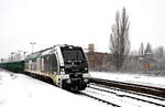 Stadler Eurodual im Elstertal. RCM (STARK) 159 213 mit einem Gterzug von Gera nach Papenburg (Ems), am 24.01.2021 in Zeitz Pbf.