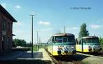 Am 07.08.1993 standen KEG 903 als RB nach Naumburg und KEG 908 als RB Richtung Nebra abfahrbereit im Bf Karsdorf. (Foto: Silvio Vernaldi)