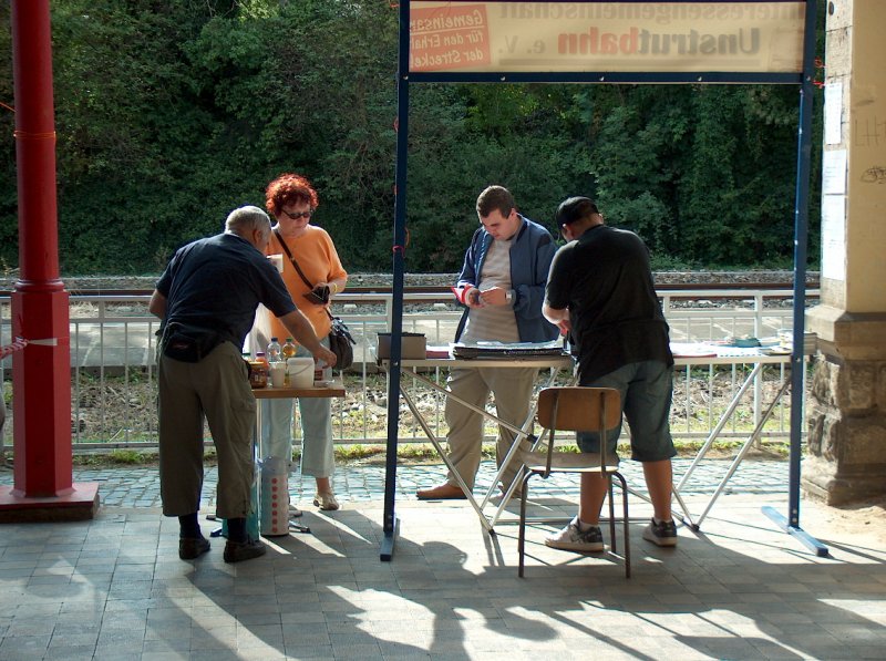 Unser Infostand zum Winzerfest am Freyburger Bahnhof. Ralf und Felix whrend ihrer Arbeit. Wir verkauften Getrnke und beantworteten Fragen der Reisenden; 12.09.2009