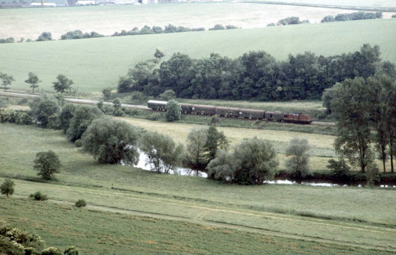 Unstrut, Eisenbahn und Strae zwischen Balgstdt und Laucha harmonisch nebeneinander; 09.06.1985 (Foto: Klaus Pollmcher)
