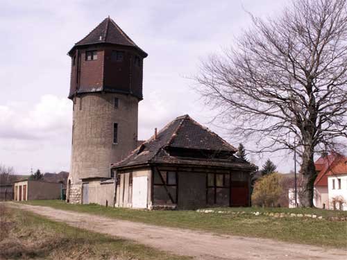 Wasserturm und Abortgebude im Bf Bad Bibra; April 2006 (Foto: Klaus Erbeck)