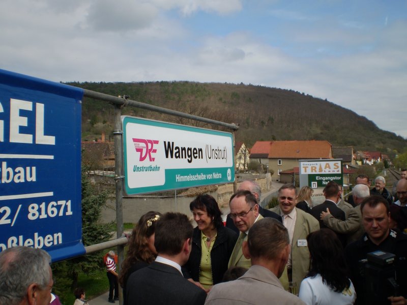 Zahlreiche Besucher, Gste und Vertreter der Mitwirkenden nach der Ankunft des Sonderzuges in Wangen; 09.04.2009 (Foto: Christian Kirchner)