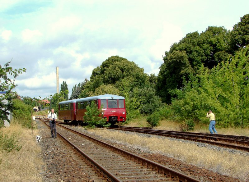 Zahlreiche Eisenbahnfans waren wieder, wie hier in Laucha, an der Strecke, um die Ferkeltaxen von Schnberg nach Wangen am 12.07.2009 zu fotografieren. (Foto: Dieter Thomas)
