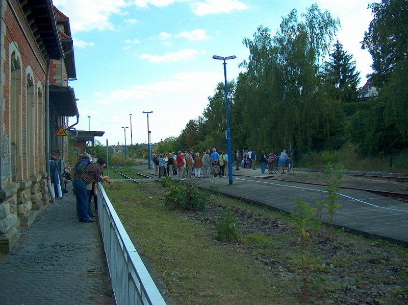 Zahlreiche Gste des Freyburger Winzerfests reisten mit der Bahn an und bescherten dem Bahnhof Freyburg wieder volle Bahnsteige; 12.09.2009 