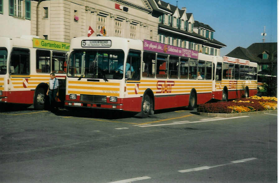 (014'615) - SAT Thun - Nr. 17/BE 419'017 - Volvo/Lauber am 1. August 1996 beim Bahnhof Thun