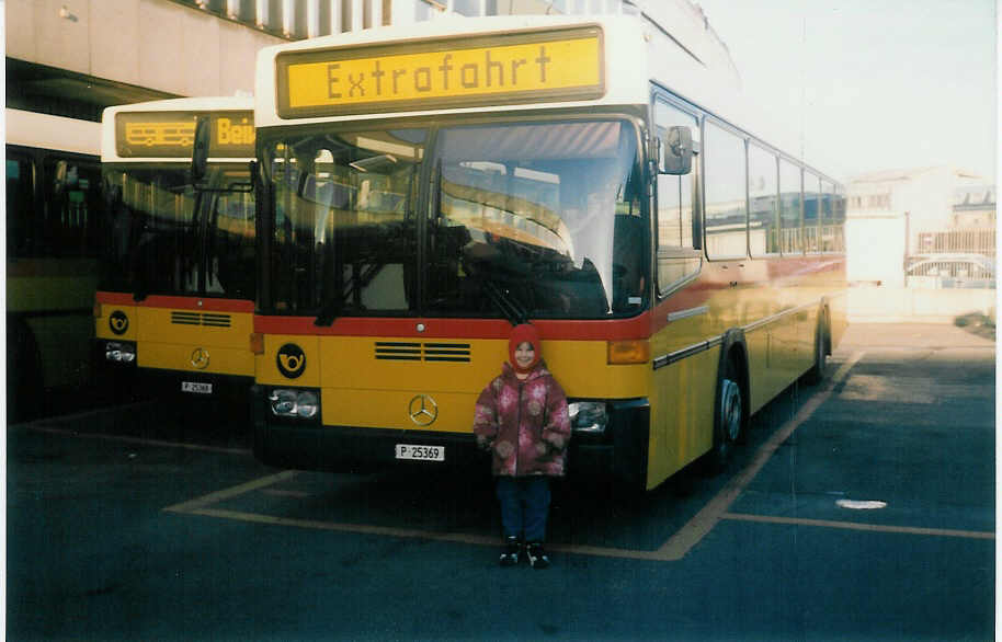 (015'930) - PTT-Regie - P 25'369 - Mercedes/R&J am 18. Dezember 1996 in Bern, Postautostation