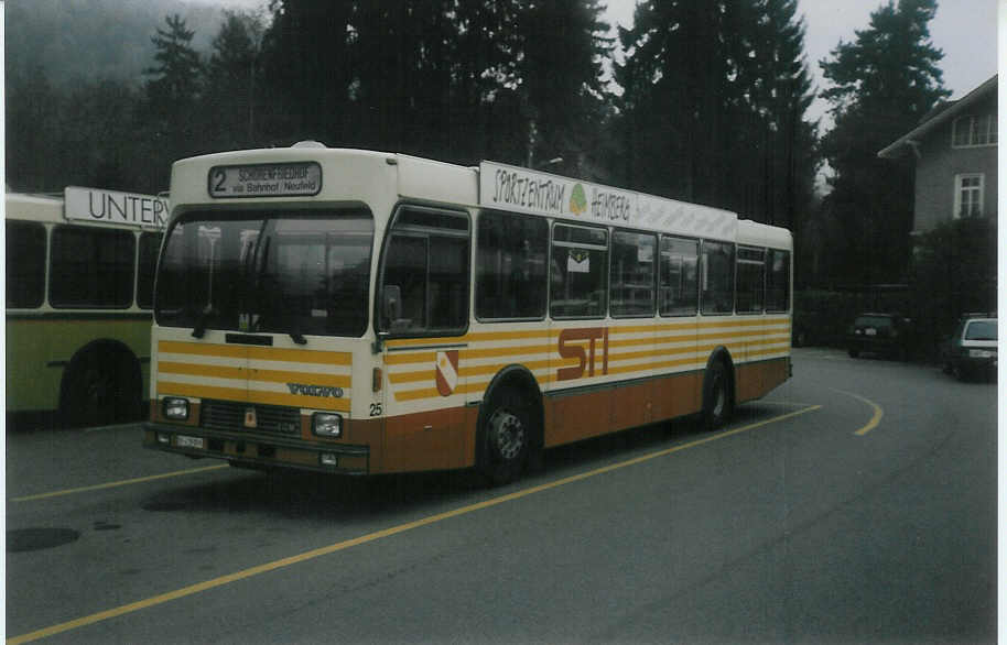 (016'218) - STI Thun - Nr. 25/BE 419'026 - Volvo/R&J (ex SAT Thun Nr. 25) am 4. Februar 1997 bei der Schifflndte Thun 