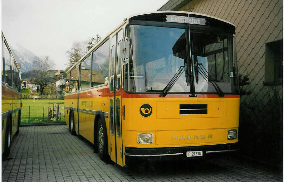 (016'800A) - PTT-Regie - P 24'238 - Saurer/Tscher am 29. Mrz 1997 in Meiringen, Garage