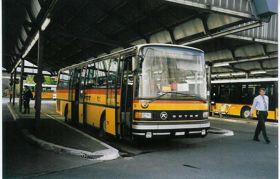 (017'036) - AVA Aarberg - Nr. 10/BE 112'610 - Setra am 14. Mai 1997 in Bern, Postautostation