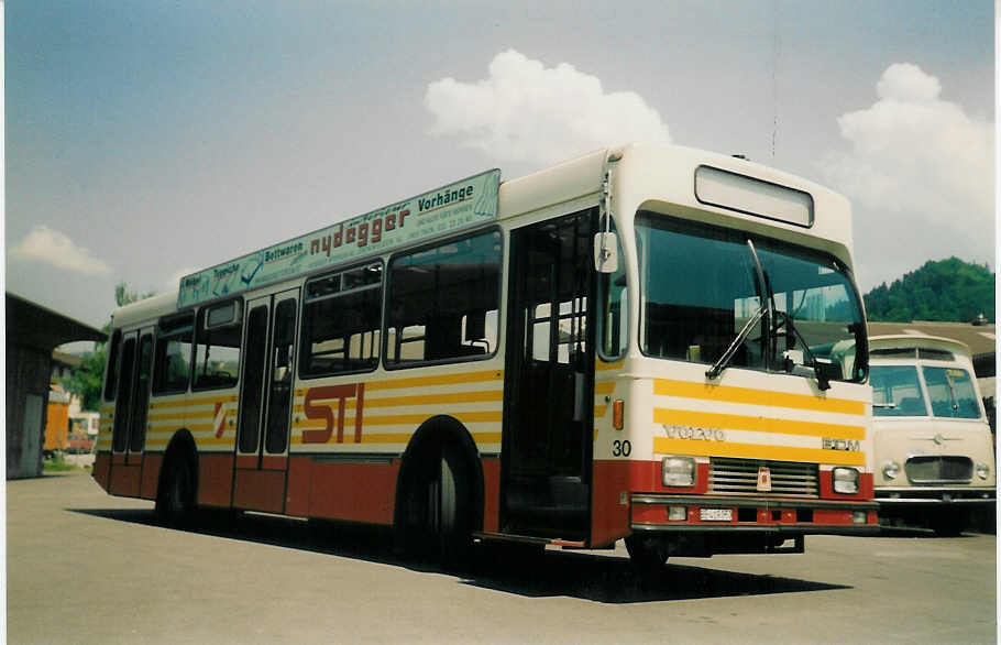 (017'101) - STI Thun - Nr. 30/BE 419'030 - Volvo/R&J (ex SAT Thun Nr. 30) am 17. Mai 1997 in Thun, Garage