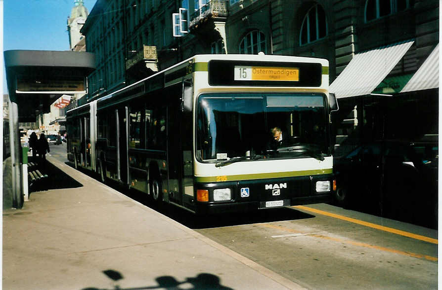 (021'716) - SVB Bern - Nr. 215/BE 513'215 - MAN am 19. Februar 1998 beim Bahnhof Bern