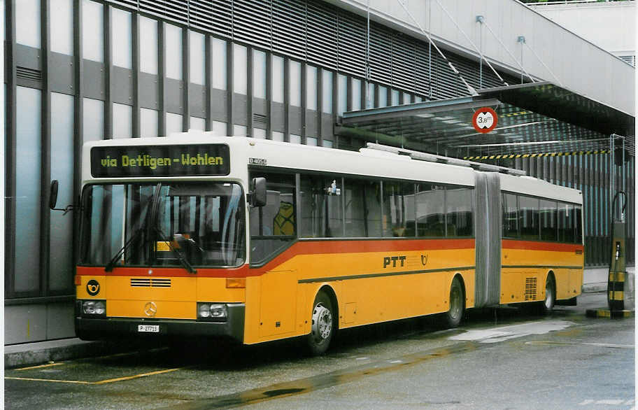 (023'113) - PTT-Regie - P 27'713 - Mercedes am 3. Juni 1998 in Bern, Postautostation