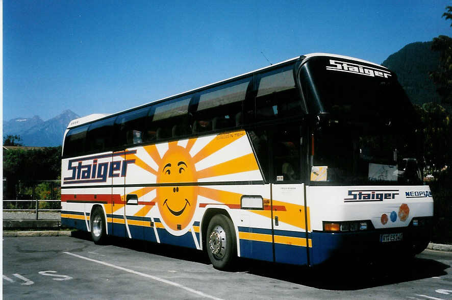 (023'606) - Aus Deutschland: Staiger, Reutlingen - RT-ES 240 - Neoplan am 21. Juni 1998 beim Bahnhof Interlaken West