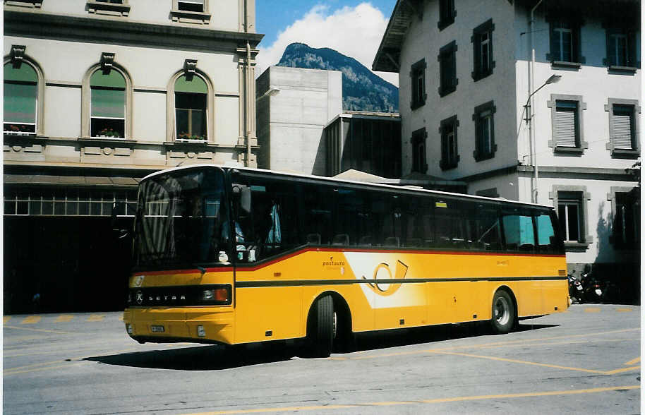 (024'521) - PTT-Regie - P 25'065 - Setra am 14. Juli 1998 beim Bahnhof Brig