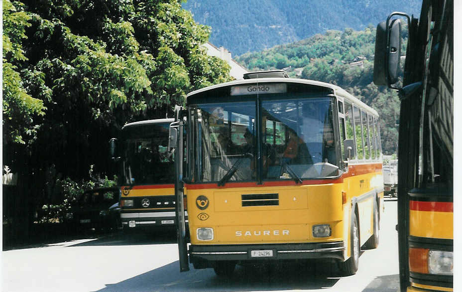 (024'525) - PTT-Regie - P 24'296 - Saurer/Tscher am 14. Juli 1998 beim Bahnhof Brig