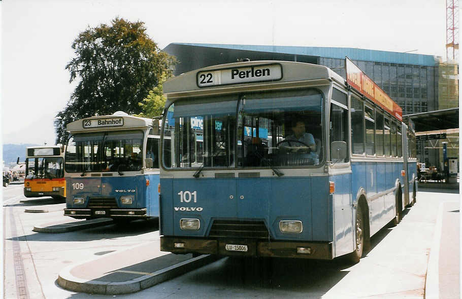 (024'914) - VBL Luzern - Nr. 101/LU 15'006 - Volvo/Hess am 20. Juli 1998 beim Bahnhof Luzern