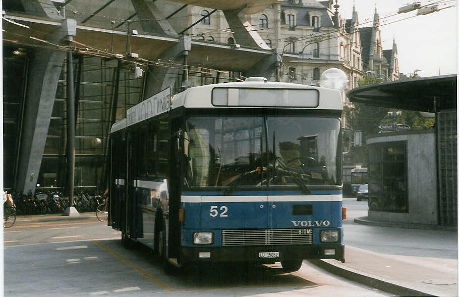 (024'935) - VBL Luzern - Nr. 52/LU 15'052 - Volvo/Hess am 20. Juli 1998 beim Bahnhof Luzern