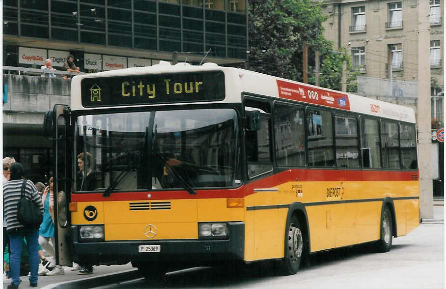 (025'026) - PTT-Regie - P 25'369 - Mercedes/R&J am 3. August 1998 beim Bahnhof Bern