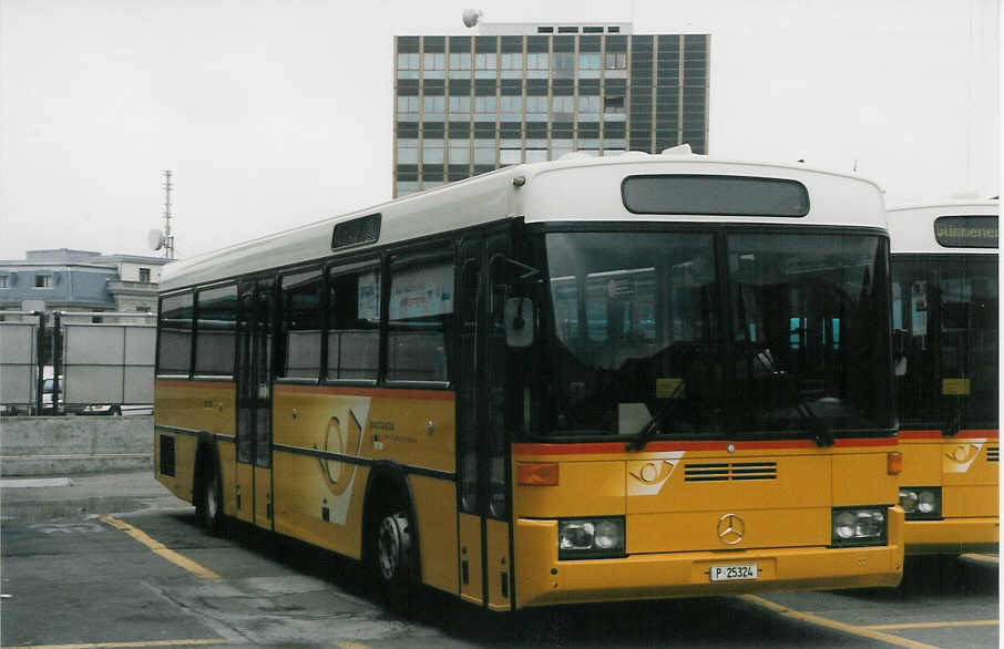 (025'034) - PTT-Regie - P 25'324 - Mercedes/R&J am 3. August 1998 in Bern, Postautostation