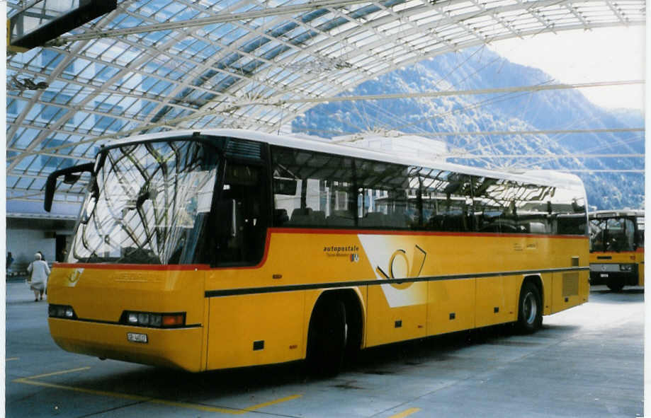 (026'811) - Mutti, San Bernardino - GR 44'537 - Neoplan am 6. Oktober 1998 in Chur, Postautostation