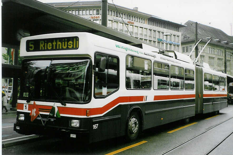 (027'003) - VBSG St. Gallen - Nr. 167 - NAW/Hess Gelenktrolleybus am 8. Oktober 1998 beim Bahnhof St. Gallen