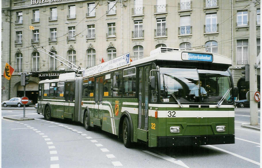 (027'311) - SVB Bern - Nr. 32 - FBW/Gangloff Gelenktrolleybus am 10. Oktober 1998 beim Bahnhof Bern