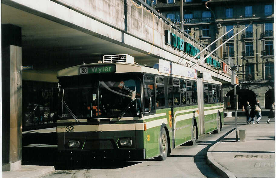 (028'406) - SVB Bern - Nr. 32 - FBW/Gangloff Gelenktrolleybus am 29. Dezember 1998 beim Bahnhof Bern