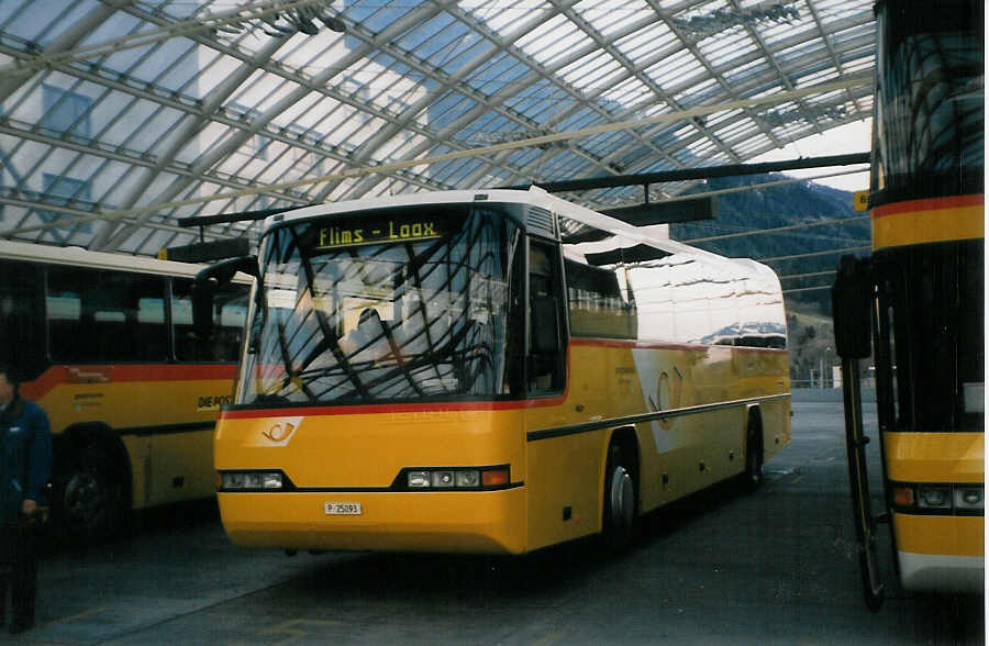 (028'605) - PTT-Regie - P 25'093 - Neoplan am 1. Januar 1999 in Chur, Postautostation