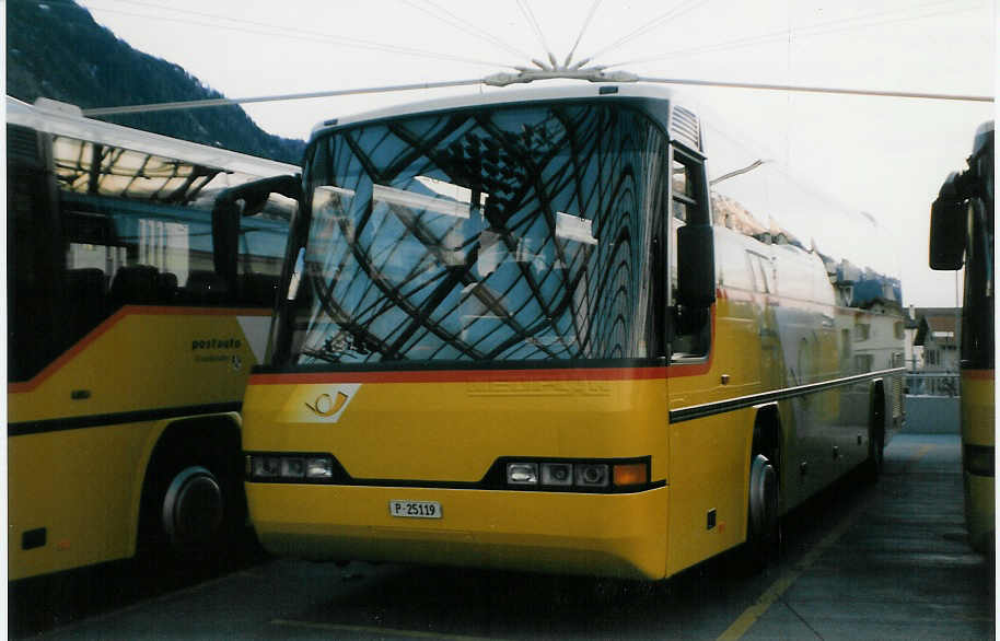 (028'610) - PTT-Regie - P 25'119 - Neoplan am 1. Januar 1999 in Chur, Postautostation