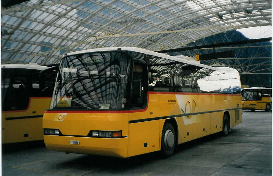 (028'807) - PTT-Regie - P 25'858 - Neoplan am 1. Januar 1999 in Chur, Postautostation