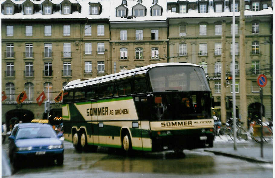 (029'405) - Sommer, Grnen - BE 153'590 - Neoplan am 16. Februar 1999 beim Bahnhof Bern