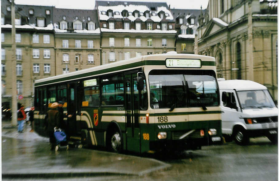 (029'411) - SVB Bern - Nr. 188/BE 451'188 - Volvo/R&J am 19. Februar 1999 beim Bahnhof Bern