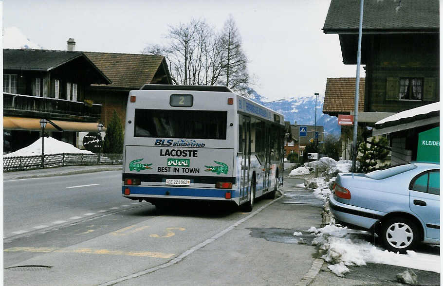 (030'014) - AAGI Interlaken - Nr. 33/BE 221'062 - Neoplan am 8. Mrz 1999 in Ringgenberg, Anhhe Burgseeli