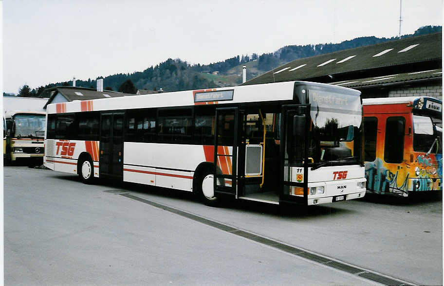 (030'018) - STI Thun - Nr. 11/BE 26'748 - MAN (ex TSG Blumenstein Nr. 2) am 10. Mrz 1999 in Thun, Garage