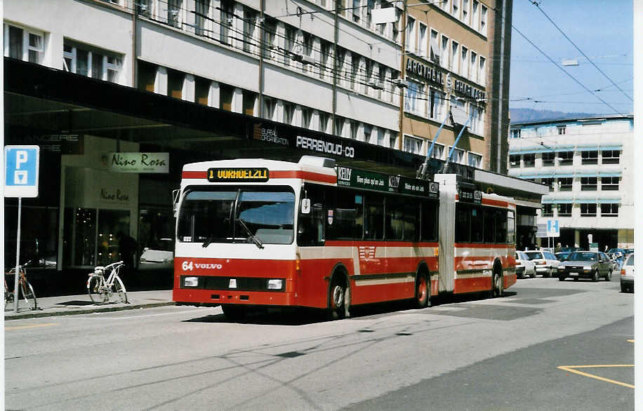 (030'029) - VB Biel - Nr. 64 - Volvo/R&J Gelenktrolleybus am 13. Mrz 1999 beim Bahnhof Biel