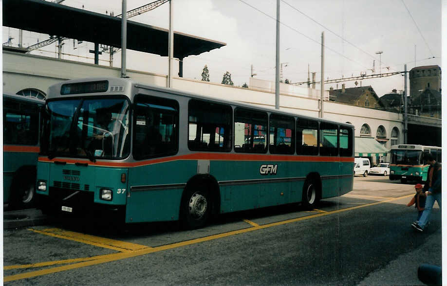 (030'535) - GFM Fribourg - Nr. 37/FR 359 - Volvo/R&J am 3. April 1999 beim Bahnhof Fribourg