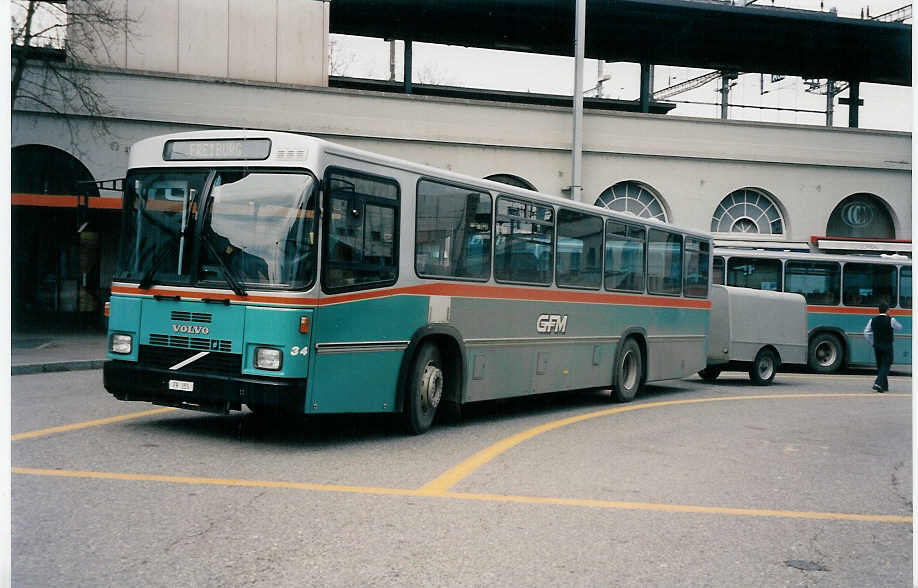 (030'701) - GFM Fribourg - Nr. 34/FR 355 - Volvo/R&J am 3. April 1999 beim Bahnhof Fribourg