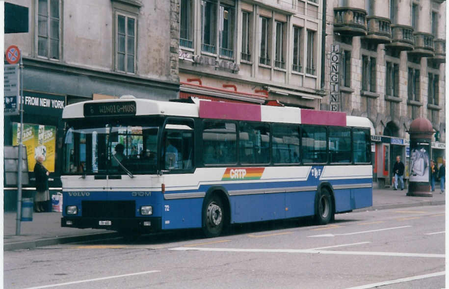 (030'713) - TF Fribourg - Nr. 72/FR 600 - Volvo/Hess am 3. April 1999 beim Bahnhof Fribourg